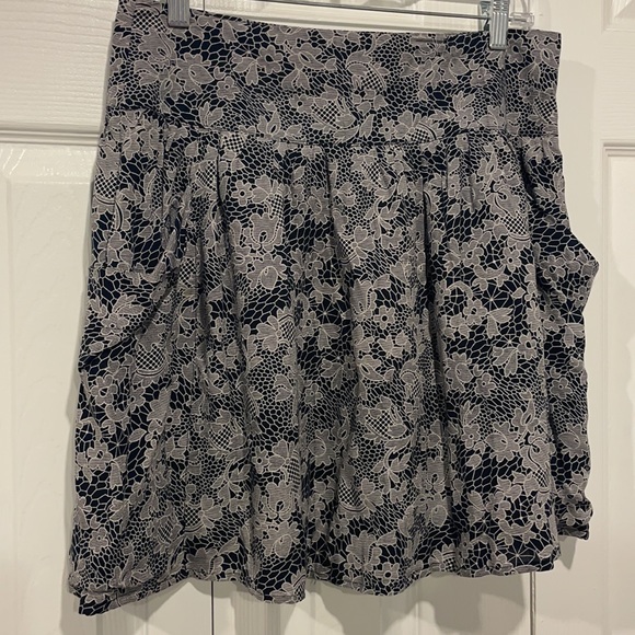 Flowy Navy floral skirt M - Picture 2 of 9